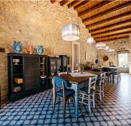  6 bedroom villa with heated pool in Modica, sleeps 18